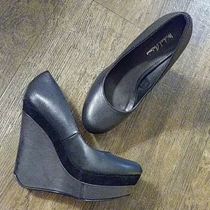 Black wedges
